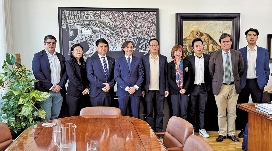 Representantes de la Autoridad Portuaria de Alicante y de la delegación empresarial de Weihai durante la visita al enclave alicantino.