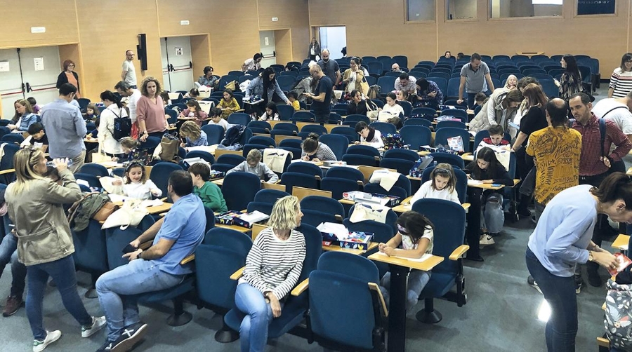 Niños que han participado en el concurso de felicitaciones navideñas de Valenciaport
