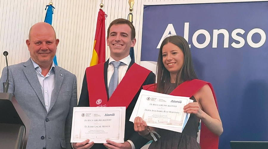El presidente y CEO de Grupo Alonso, Jorge Alonso, con los galardonados Julio Lacal Aliaga y Ana Isabel Ruiz Martínez.