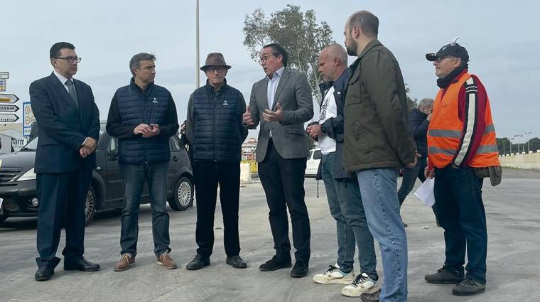 Rubén Ibáñez y Manuel García, presidente y director de la Autoridad Portuaria de Castellón, han acompañado a los agricultores en su protesta en el acceso al recinto portuario.