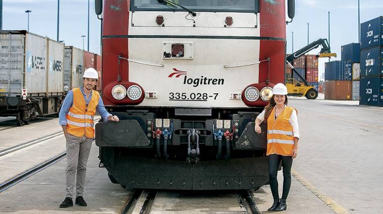 Pedro Catalán, director general de CSP Logitren y Ana Rumbeu, Directora de Formación, de la Fundación Valenciaport junto a uno de los trenes de Logitren.