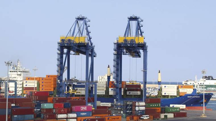 El retroceso de los contenedores de tránsito y de la import/export ha lastrado el tráfico de contenedores en los puertos españoles. Foto: J.C.P.
