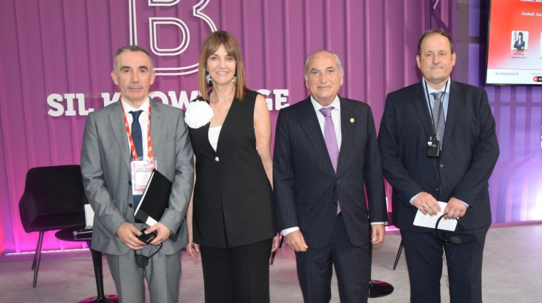Francisco Pedraza, director de Empleo e Inclusión del departamento de Empleo y Trabajo del Gobierno Vasco; Idoia Mendia, vicelehendakari y consejera de Trabajo y Empleo del Gobierno Vasco; Iñaki Arriola, consejero de Planificación Territorial, Vivienda y Transportes del Gobierno Vasco; y Eduardo Lasa, presidente del Clúster de Movilidad y Logística de Euskadi. Foto: Loli Dolz.