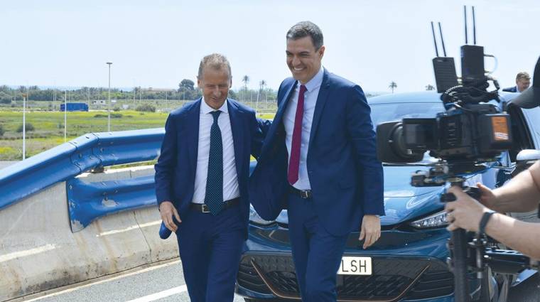 Herbert Diess, presidente del Grupo Volkswagen; y Pedro Sánchez, presidente del Gobierno, el pasado mes de mayo durante la presentación en Sagunto del proyecto de la gigafactoría. Foto: Raúl Tárrega.