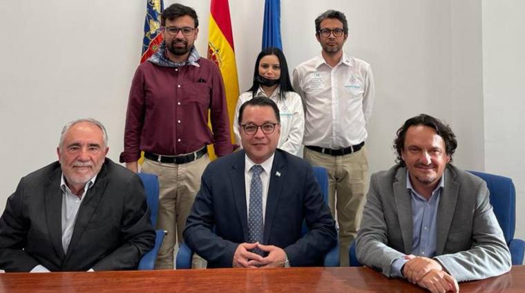 De izquierda a derecha sentados: Francesc Sánchez, director de la Autoridad Portuaria de Valencia; Marlon Antonio Brevé, embajador de Honduras en España; y Antonio Torregrosa, director de la Fundación Valenciaport.