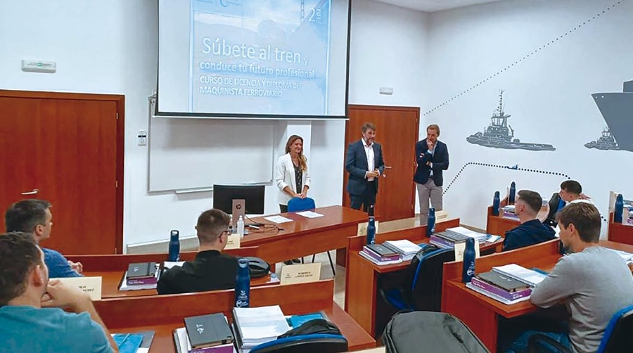 Ana Rumbeu, directora de Formación de la Fundación Valenciaport, Rubén Marín, subdirector general de la Autoridad Portuaria de Valencia y Pedro Catalán, director general de CSP Logitren, han dado la bienvenida a los alumnos.