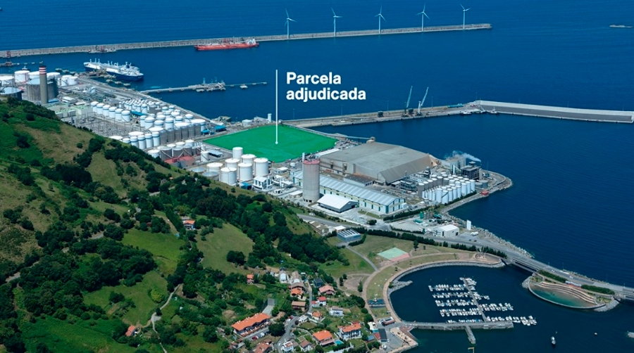 Vista de la zona industrial del Puerto de Bilbao, en Punta Sollana, con la parcela de 46.700 metros cuadrados adjudicada a Petronor que albergar&aacute; su proyecto.