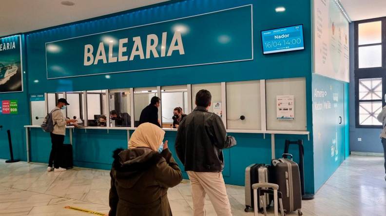 Más de 300 pasajeros y 100 vehículos embarcarán esta noche en el ferry Almería-Nador