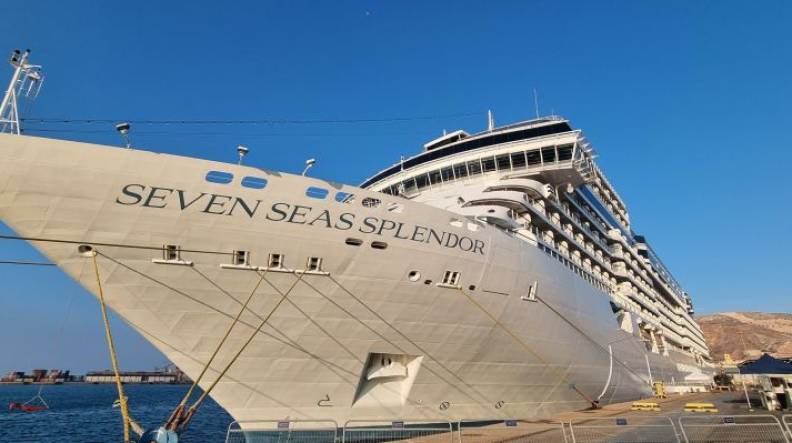 El &quot;Seven Seas Splendor&quot; visita Almer&iacute;a con 300 pasajeros de EE.UU. y Reino Unido