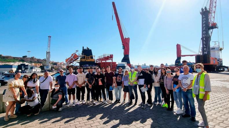Estudiantes ejidenses de Comercio Internacional, Transporte y Logística visitan el Puerto de Almería