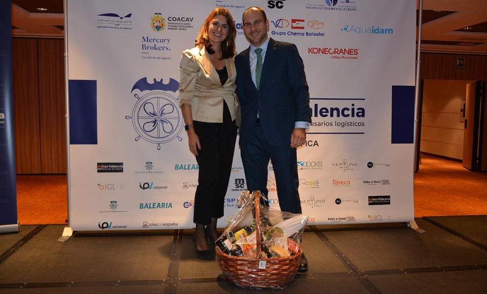 Durante la cena se sorteó una Cesta de Navidad (gentileza de Lotes de España). En la imagen: Eva Monrós y Fernando Martí (ganador). Foto: Raúl Tárrega.