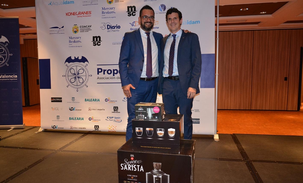 El siguiente premio que se sorteó fue una cafetera automática Phillips Sarista con accesorios y un lote de 200 cafés de Il Cafinto a Casa, gama exclusiva para hogar (gentileza de Tareca). En la imagen: Fran Hereros y Pablo Ibáñez (ganador). Foto: Raúl Tárrega.
