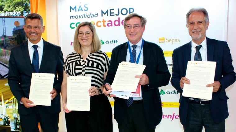 Desde la izquierda: Francisco Javier Lafuente, CEO del Grupo logístico Pantoja; María Luisa Domínguez, presidenta de Adif; Rafael Carmona, presidente de la APS; y Juan Fernández, presidente de Rail and Truck. Foto B.C.