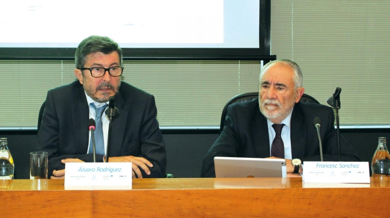 A la izquierda, Álvaro Rodríguez Dapena, junto a Francesc Sánchez Sánchez, director del Puerto de Valencia, esta mañana durante la inauguración de la jornada. Foto B.C.