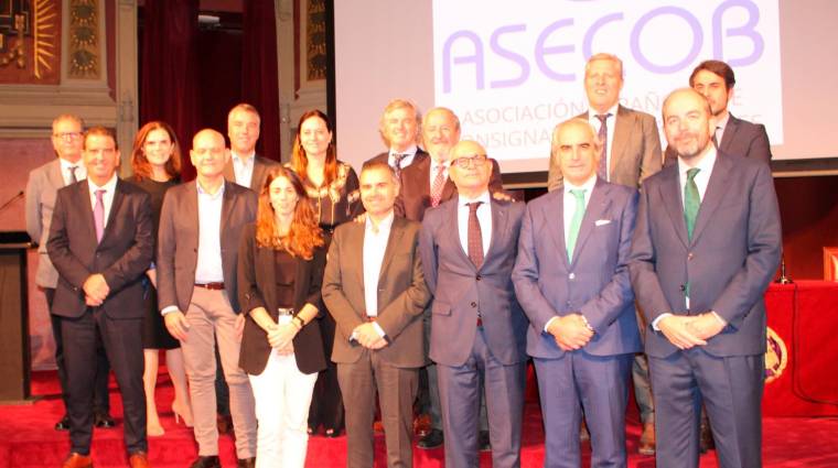 Foto de familia del nuevo Comité Ejecutivo de ASECOB, con Julio Carrasco como presidente. Foto B.C.