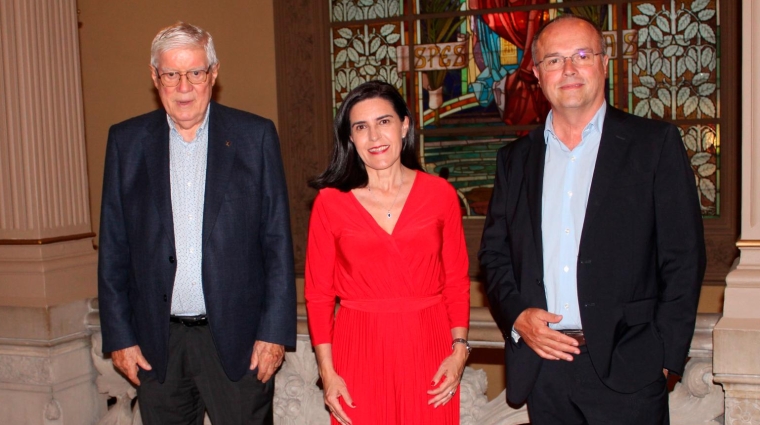 Desde la izquierda, Luis Gay Mundó, Consejero de Honor; María Luisa Romero, directora general; y Lluis Gay Aragó, director Internacional, ayer al inicio de la cena con la prensa. Foto B.C.