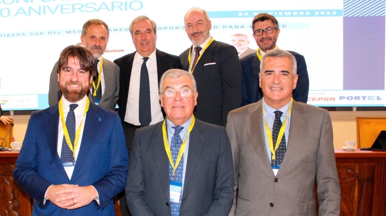 Desde la izquierda por abajo: Matteo Catani, consejero delegado de Grandi Navi Veloci; Manolo Carlier, asociado de honor y expresidente de SPC Spain; Adolfo Utor, presidente de Baleària; Mario Massarotti, consejero delegado de Grimaldi Lines; Juan Riva, consjero delegado de Flota Suardiaz; Christophe Mathieu, director general de Brittany Ferries; y Álvaro Rodríguez Dapena, presidente de Puertos del Estado, esta mañana durante la celebración del 20 aniversario de SPC Sapin en Madrid. Foto B.C.