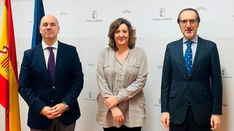 Desde la izquierda: El director general de Empresas, Javier Rosell; la consejera de Economía, Empresas y Empleo de Castilla-La Mancha, Patricia Franco; y el presidente de la patronal UNO Logística, Francisco Aranda.