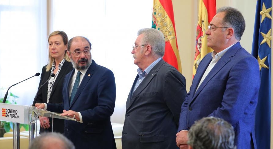 En el atril, Javier Lambán, presidente de Aragón; junto a él, Marta Gastón, consejera de economía, planificación y empleo; Jorge Hernández, director para España de APRC Group, y José María González, CEO de Aneum Led.