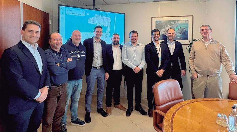 Desde la izquierda: Javier Villanueva, product manager en NextPort; Tonio Azzopardi, ICT technical architect en Malta Freeport Terminals; John Mercieca, supervisor en Malta Freeport Terminals; Manuel Ramos, subject matter expert en NextPort; Hein Chetcuti, CTO en Malta Freeport Terminals; Felipe Barbosa, operations manager en Malta Freeport Terminals; Nasser Ben Othman, digitalization &amp; decarbonation manager en CMA CGM; Fernando Marti-Belda, project execution manager en NextPort; y Fernando de Querol, COO en Malta Freeport Terminals.