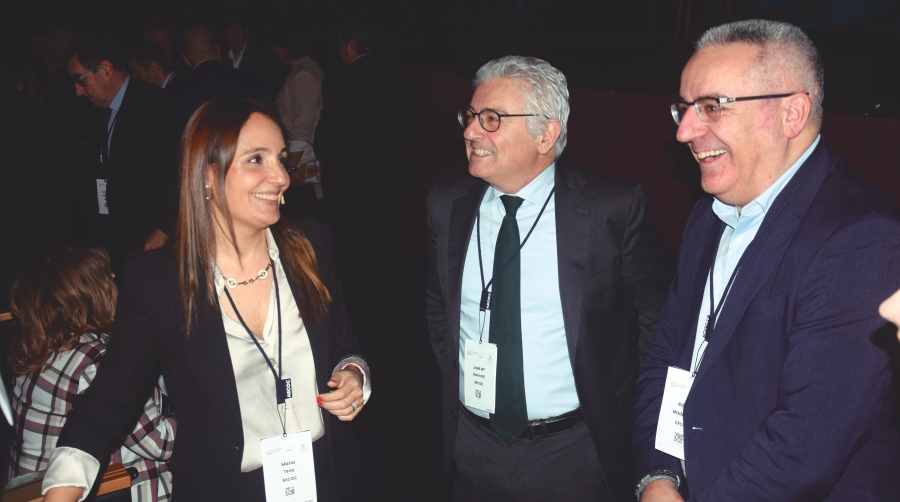 María Tena, directora de Logística de AECOC; José María Bonmatí, director general de AECOC; y Alberto Madariaga, director del Comité de Logística de AECOC. Foto M.J.
