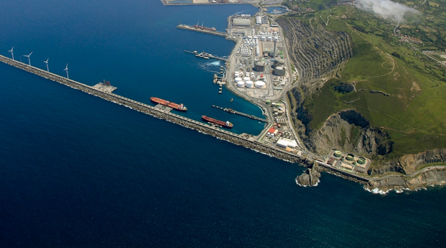 En primer t&eacute;rmino, la terminal mar&iacute;tima de Petronor en Punta Lucero, en la zona industrial del Puerto de Bilbao.