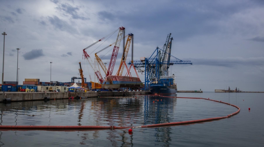 Hace un año que el buque “Nazmiye Ana” volcó en el muelle de Centenario del puerto de Castellón, provocando la muerte de dos personas, y heridas a otras dos.