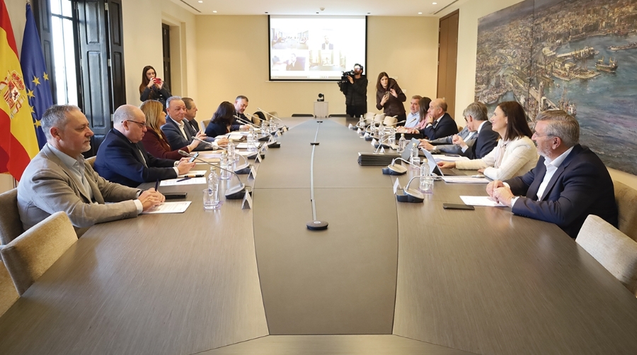 Miembros del Consejo de Administración de la Autoridad Portuaria de Valencia durante su reunión de hoy. Foto R. T.