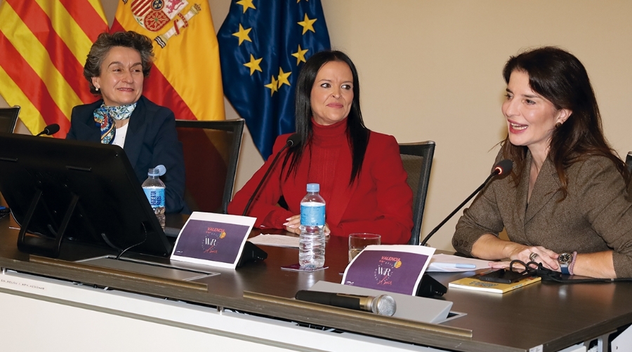 Mar Chao, presidenta de la Autoridad Portuaria de Valencia; Belén Carratalá, CEO de NAVA Forwarding y moderadora de la mesa redonda; y Hortensia Puig, presidenta de EDEM. Foto R. T.
