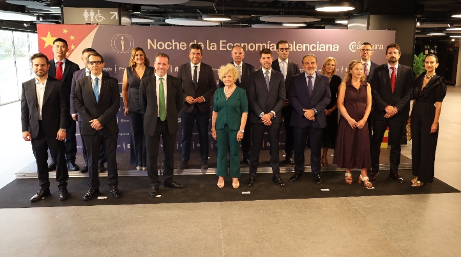Imagen de familia con los representantes de las empresas galardonadas (en primera fila) y los representantes institucionales (segunda fila). Foto R. T.