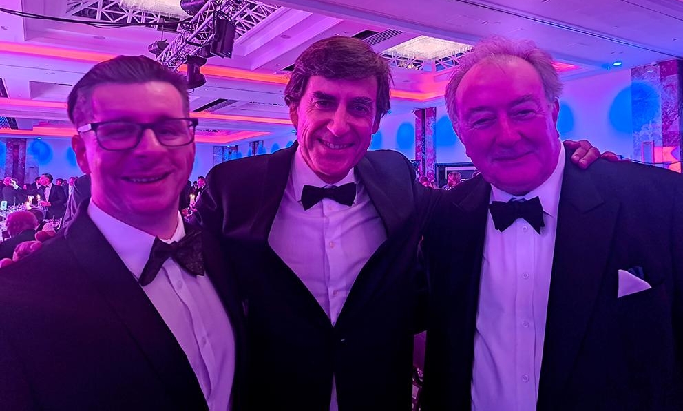 Izq. a dcha.: Daviid Kershaw, editor de Heavy Lift &amp; Project Forwarding International (HLPFI); Jaime Pinedo, delegado Zona Norte de Grupo Diario; Oliver Ward, commercial consultant de Heavy Lift &amp; Project Forwarding International (HLPFI).