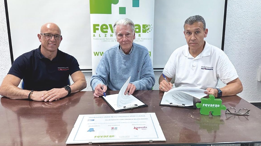 Un momento de la firma del acuerdo de colaboración.
