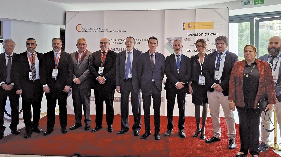 Foto de familia de los representantes de puertos españoles, con David Nadal (tercero por la izquierda).