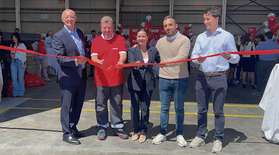 Luis Ángel Salas, CEO de LOXAM Iberia; Jorge Giráldez, María del Mar Sahuquillo, delegada en Sagunto de LOXAM Iberia; Darío Moreno, alcalde de Sagunto y Toni Iborra, concejal Industria, Innovación y Hacienda en el Ayuntamiento de Sagunto. Foto J.C.P.