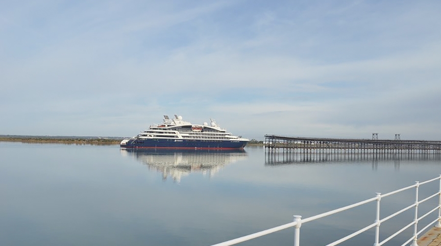 Buque “Le Laperouse” de la naviera francesa Ponant en el Puerto de Huelva.