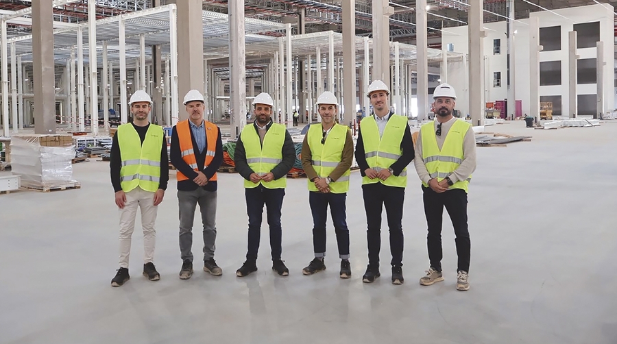 Un momento de la visita institucional del Ayuntamiento de Sagunto al centro de distribución de Tempe.