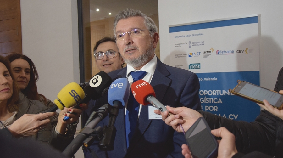 Carlos Prades, presidente de la FVET, antes de dar inicio el acto de presentación del informe “Impacto del sector logístico por carretera en la Comunitat Valenciana”. Foto L.D.