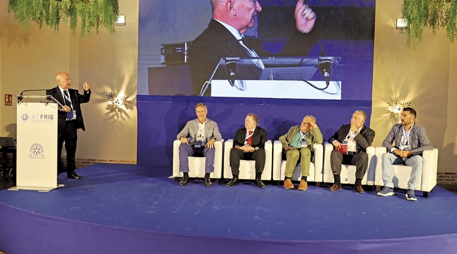 Juan José Arnedo, vocal de la Junta Directiva de ATFRIE; Juan José Gil, secretario general de Fenadismer; Víctor González, presidente de FETRANSA; Esteban Sánchez, vicepresidente segundo de ATFRIE; Ovidio de la Roza, expresidente de CETM; Carlos García, secretario general de la FVET; y Víctor González, presidente de Fetransa. Foto R. T.