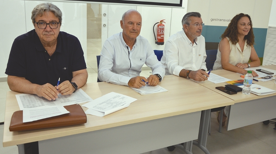 Eduardo Rallo, asesor financiero; Jorge Selma, secretario; Carlos Prades, presidente y Rosa Molero, gerente de Gestrans Valencia. Foto J.C.P.
