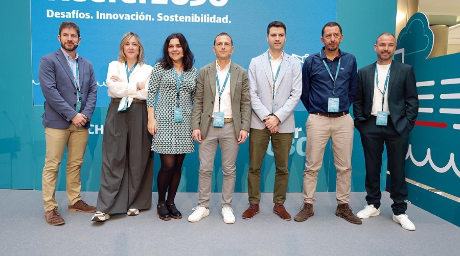 Ponentes de la jornada “Reefer 2030. Desafíos. Innovación. Sostenibilidad”, organizada por DB Schenker hoy en Valencia. De izquierda a derecha: Álvaro Lanao, Reefer Trade manager de CMA CGM; Cristina Rodríguez, head of Containers &amp; BCOs de la APV; Rosana Gala, conductora del acto; Miguel Ángel de la Torre, EVP Ocean Freight de DB Schenker; Eneko Rubio, Director Marine de Jhasa Brokers; Pablo García Cupé, Supply Chain Transport Manager de Avolta; y Manuel Baides, CEO de Fruta de Autor. Foto R. T.