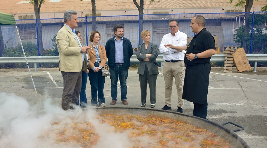 Las autoridades presentes en las paellas de PortCastelló conocieron los secretos del cocinado. Foto J.C.P.