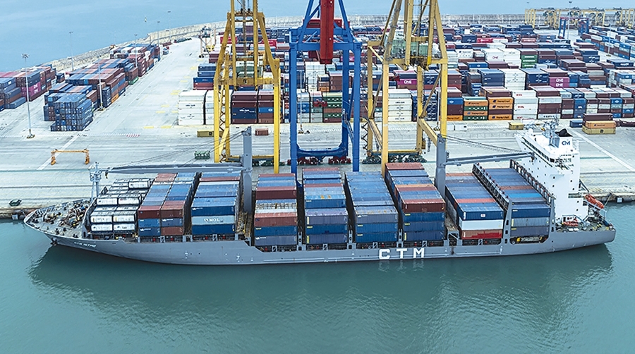 El buque en las instalaciones de la terminal valenciana.