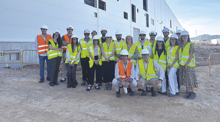 Los miembros de Propeller Junior durante su visita a las instalaciones de PowerCo. en Sagunto.