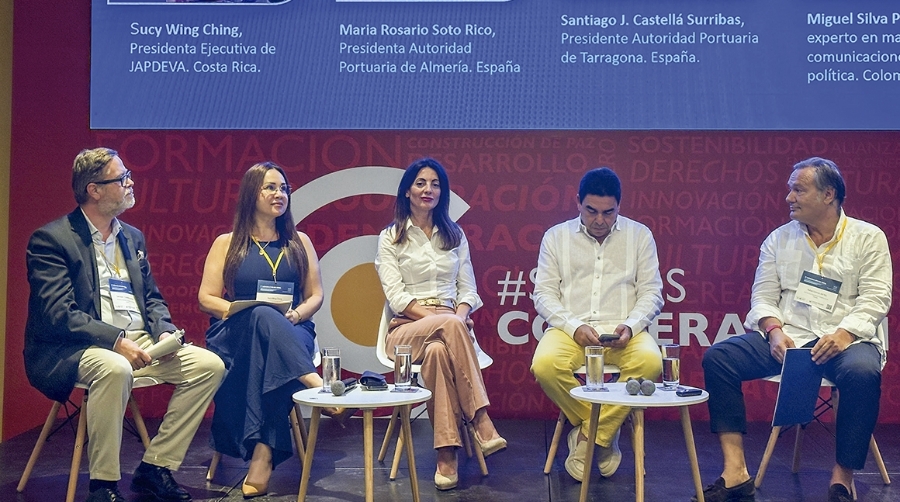Rosario Soto, presidenta de la Autoridad Portuaria de Almería (en el centro), en su intervención en el Fórum Caribe Azul.