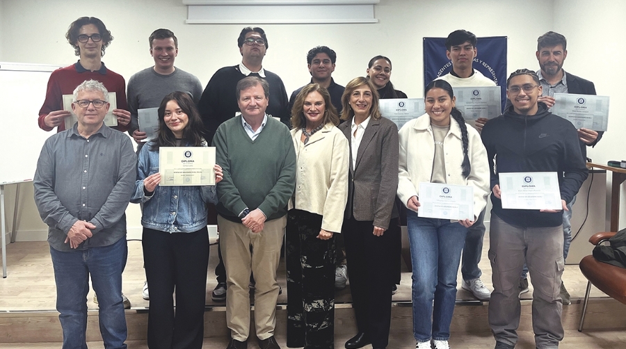 Representantes del COACAB y Centre Prat Formació durante la entrega de diplomas a la primera generación de alumnos de Prat Educació que ha superado con éxito los Cursos de Despacho Aduanero Nivel Inicial y Nivel I, impartidos por el COACAB.