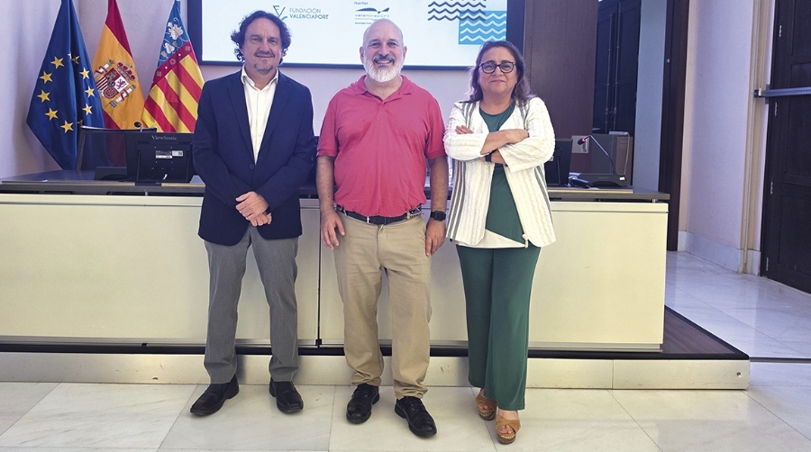 J. Ignacio Pichardo (centro) junto al director general de la Fundación Valenciaport, Antonio Torregrosa, y la directora de RSC y Capital Humano, Pilar Blaya.