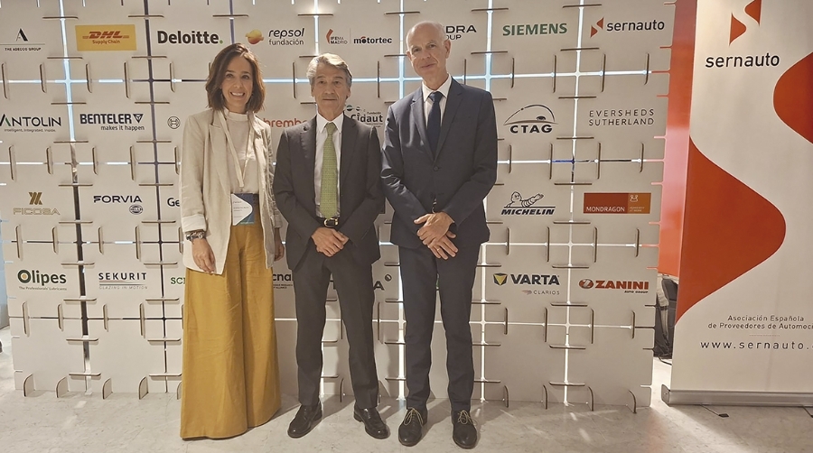De izquierda a derecha: Cristina San Martín Sánchez, directora de Coordinación, Proyectos y Servicios de SERNAUTO; Javier Pujol, presidente de SERNAUTO y Rafael Lamarca, director de Automoción, Tecnología e Ingeniería y Fabricación de DHL Supply Chain.